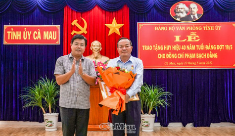 Nguyên Phó bí thư Thường trực Tỉnh uỷ Phạm Bạch Đằng nhận Huy hiệu 40 năm tuổi Đảng