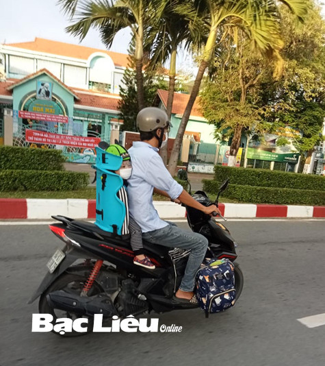 Chở trẻ an toàn khi tham gia giao thông bằng xe máy