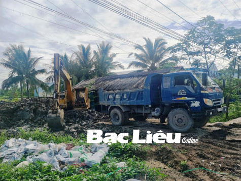 Đã bị tịch thu phương tiện, lại tiếp tục khai thác đất trái phép