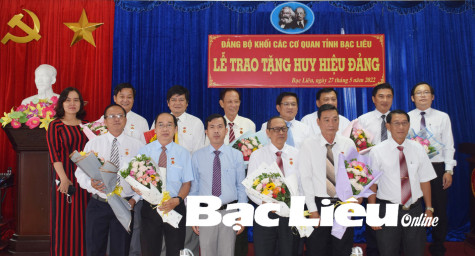 11 đảng viên được nhận Huy hiệu 30, 40, 45 tuổi Đảng