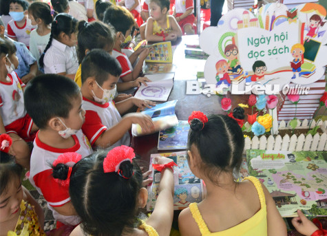 Thư viện huyện Hòa Bình: Tổ chức Ngày hội “Vui Tết thiếu nhi, Bé vui cùng sách”