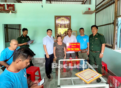 Bộ đội Biên phòng tỉnh: Bàn giao 2 căn nhà tình thương trị giá 120 triệu đồng