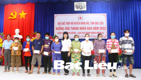 Hội Chữ thập đỏ tỉnh tặng 220 suất quà cho hộ gặp khó khăn do COVID-19