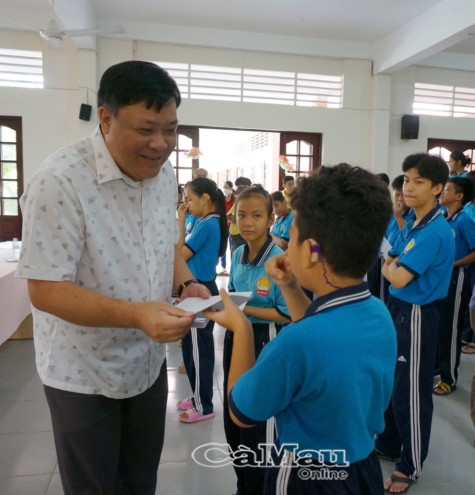 Phó bí thư Thường trực Tỉnh uỷ thăm, chúc mừng thiếu nhi vui 1/6