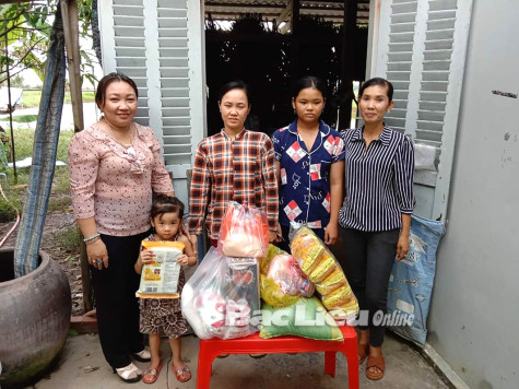 Hội LHPN huyện Vĩnh Lợi tặng quà cho 4 trẻ em mồ côi