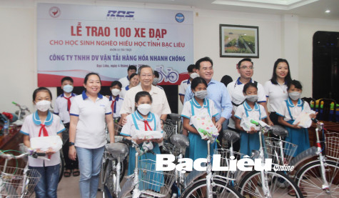 Tặng 100 chiếc xe đạp và 50 suất học bổng cho học sinh nghèo