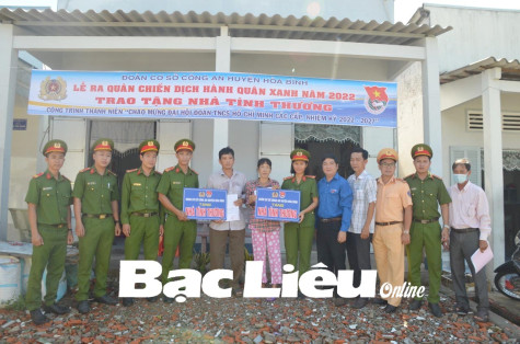 Đoàn cơ sở Công an huyện Hòa Bình: Bàn giao 2 căn nhà tình thương cho hộ nghèo và thi công 60m đường bê-tông