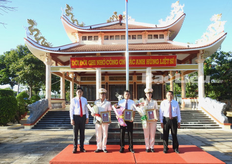 Huyện ủy Hòa Bình: Tuyên dương 2 tập thể, 1 cá nhân điển hình trong học tập và làm theo Bác