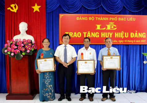 TP. Bạc Liêu: Trao tặng Huy hiệu 30, 40, 45 năm tuổi Đảng cho 20 đồng chí