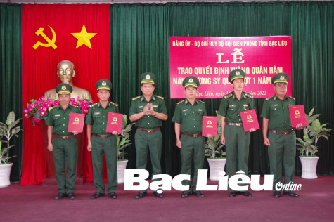 Trao quyết định thăng quân hàm nâng lương sĩ quan đợt 1 - năm 2022