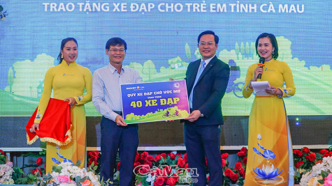 40 chiếc xe đạp tặng học sinh khó khăn