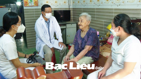 TP. Bạc Liêu: Tổ chức khám, chữa bệnh tại nhà cho người có công với cách mạng
