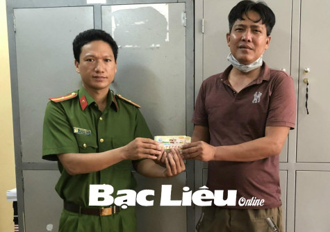 Công an xã Hưng Phú: Giao trả tài sản hơn 7 triệu đồng cho người đánh rơi