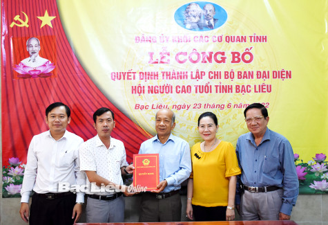 Đảng ủy Khối các cơ quan tỉnh: Trao Quyết định thành lập Chi bộ Ban đại diện Hội Người cao tuổi tỉnh Bạc Liêu