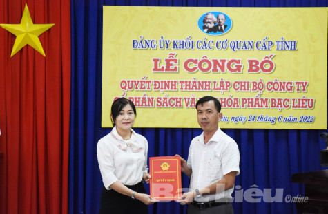 Đảng ủy Khối các cơ quan tỉnh: Trao Quyết định thành lập Chi bộ Công ty Cổ phần Sách và Văn hóa phẩm Bạc Liêu