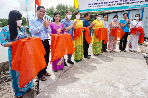 Trao 25 căn nhà và 4 cây cầu giao thông nông thôn