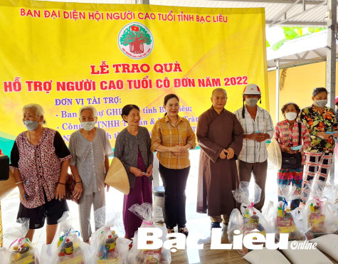 Hội Người cao tuổi tỉnh: Tặng quà cho người cao tuổi neo đơn