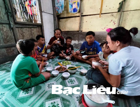 Lao động nghèo sống chật vật trong cơn “bão giá”