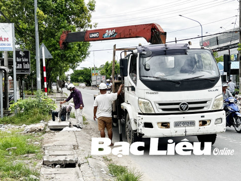 Thay nắp cống xuống cấp trên tuyến đường 23/8