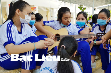 Tiếng hát giữa sân trường