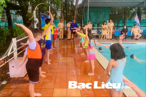 Mở lớp dạy bơi cho 50 em thiếu nhi