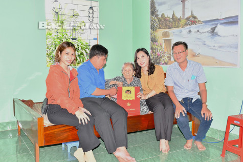 Ban Tuyên giáo Tỉnh ủy thăm, tặng quà 3 Bà mẹ Việt Nam anh hùng