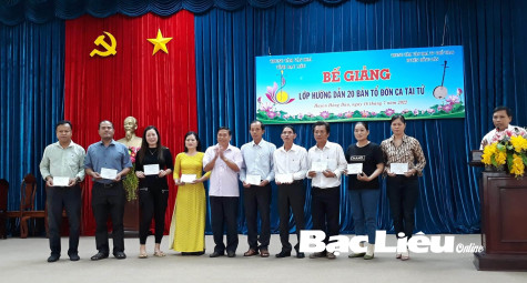 300 học viên được hướng dẫn hát 20 bản Tổ đờn ca tài tử