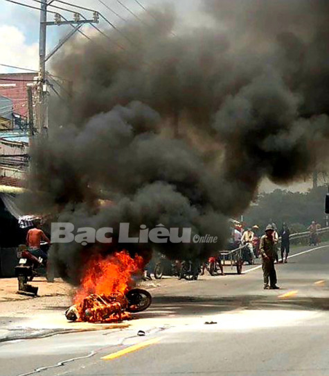 TX. Giá Rai: Xe máy bốc cháy khi đang lưu thông trên đường