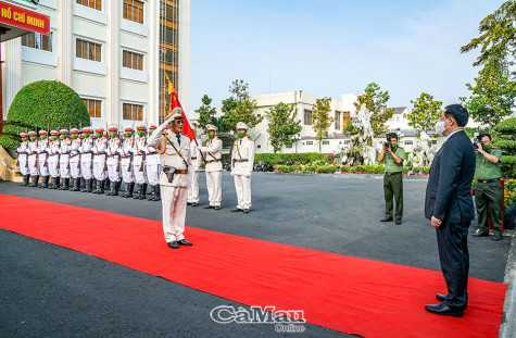 Tận tâm cống hiến, tận tụy phục vụ