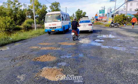 Quốc lộ 63 xuất hiện nhiều ổ voi, ổ gà