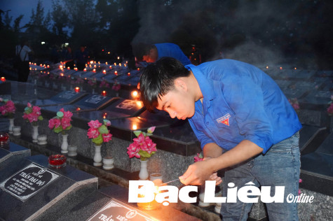 Tỉnh đoàn và Sở LĐ-TB&XH: Thắp nến tri ân tại Nghĩa trang liệt sĩ tỉnh