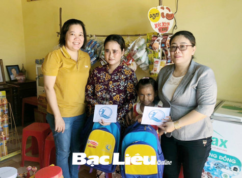 Sở LĐ-TB&XH thăm, tặng quà cho con liệt sĩ Châu Khêl