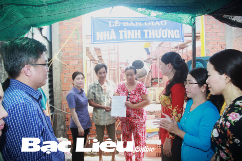 Phường Phú Cường (Bình Dương) tặng TP. Bạc Liêu 2 căn nhà tình thương