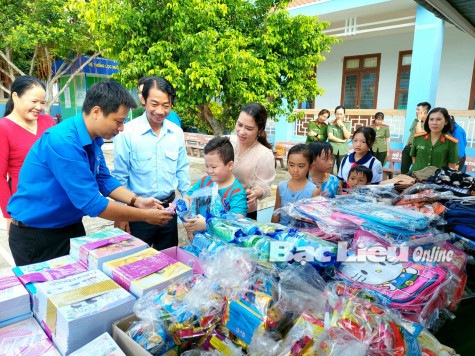 Khởi động “Tiếp sức đến trường”