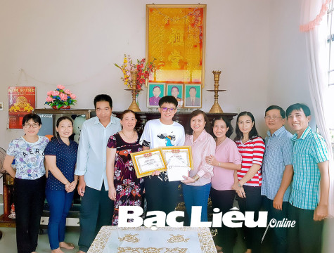 Tuyên dương tinh thần vượt khó, hiếu học của “thủ khoa” kỳ thi tốt nghiệp THPT năm 2022