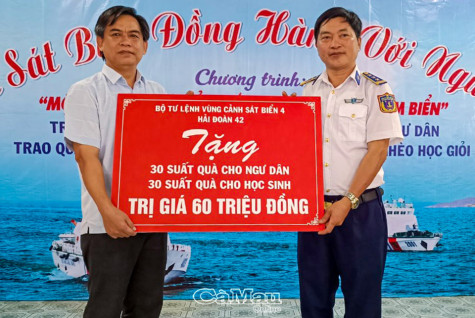 Trao tặng cờ Tổ quốc và ảnh Bác cho ngư dân