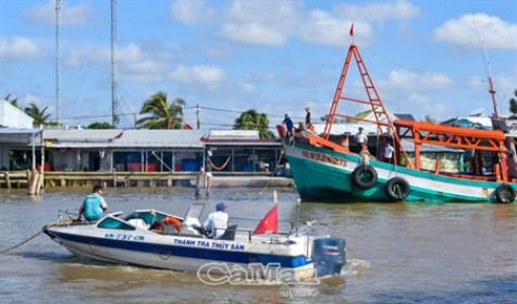 Bắt tàu mua, bán dầu không rõ nguồn gốc