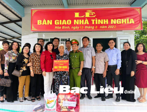 Huyện Hòa Bình: Bàn giao nhà tình nghĩa cho vợ liệt sĩ
