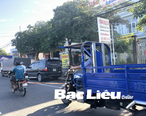 Xe máy kéo xe ba gác “thong dong” trên Quốc lộ 1A