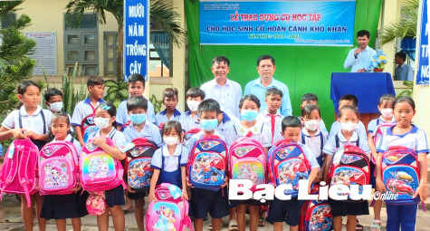 UBND TP. Bạc Liêu:​ Trao dụng cụ học tập cho học sinh nghèo 3 xã vùng ven