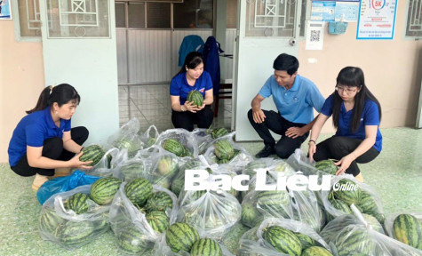 Huyện đoàn Hồng Dân: Hỗ trợ tiêu thụ hơn 1 tấn dưa hấu cho nông dân
