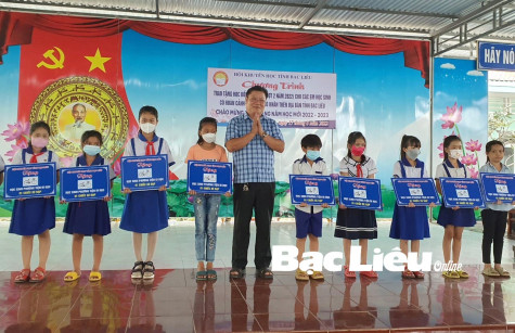 Hội Khuyến học tỉnh: Trao học bổng và xe đạp cho học sinh nghèo huyện Hòa Bình