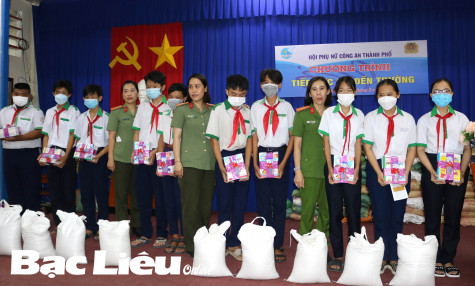 Huyện Phước Long và TP. Bạc Liêu: Tiếp sức đến trường cho học sinh khó khăn