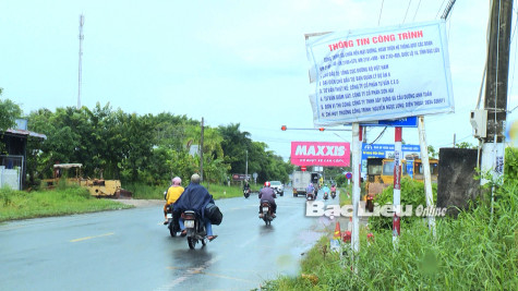 Biển báo giao thông bị bảng thi công công trình che khuất