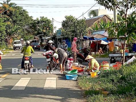 Họp chợ ven đường: Cản trở giao thông, tăng nỗi lo tai nạn