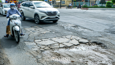 Đường xuống cấp chậm được sửa chữa