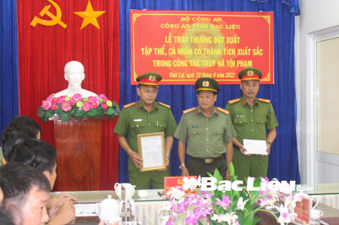 Giám đốc Công an tỉnh:​ Khen thưởng đột xuất cho Công an huyện Vĩnh Lợi