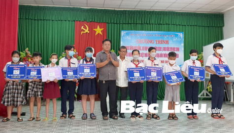 110 học sinh có hoàn cảnh khó khăn ở TP. Bạc Liêu được nhận học bổng, xe đạp