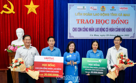 Trao học bổng cho con công nhân có hoàn cảnh khó khăn