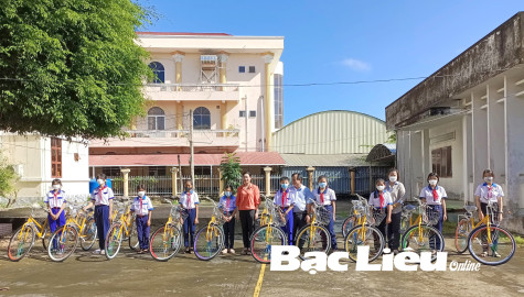 Trao 500 suất quà, học bổng cho học sinh có hoàn cảnh khó khăn